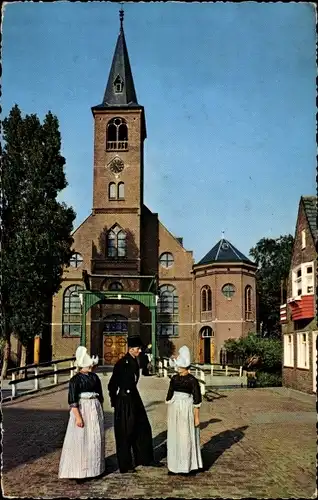 Ak Volendam Nordholland Niederlande, Kirche, Frauen und Mann in Tracht