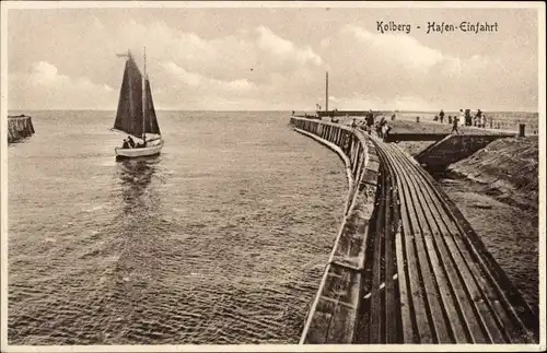 Ak Kołobrzeg Kolberg Pommern, Hafeneinfahrt, Segelboot, Mole