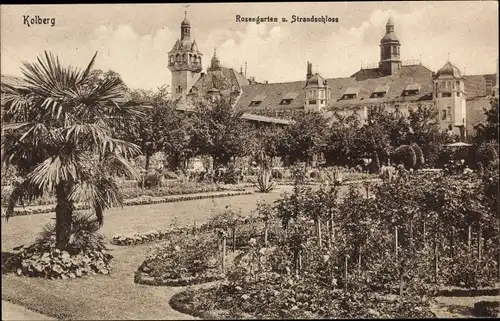 Ak Kołobrzeg Kolberg Pommern, Rosengarten und Strandschloss
