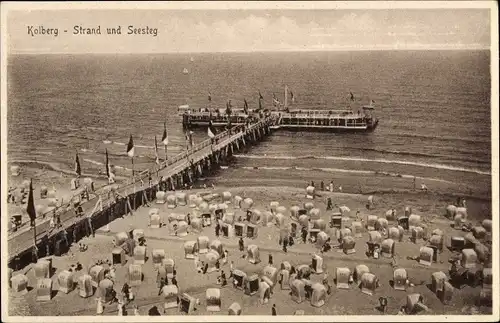 Ak Kołobrzeg Kolberg Pommern, Strand und Seesteg