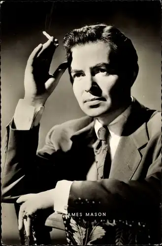 Ak Schauspieler James Mason, Portrait, Krawatte, Zigarette