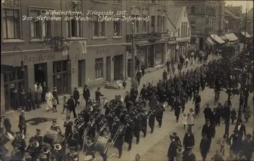 Ak Wilhelmshaven an der Nordsee, Aufziehen der Wache, Marine-Infanterie, Kriegsjahr 1917