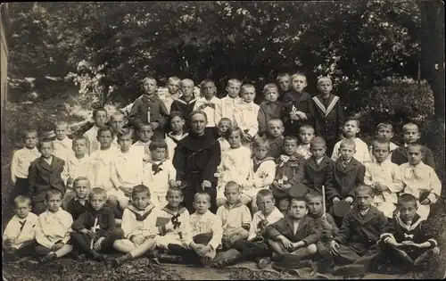 Foto Ak Pater Tibor und Jungen, Gruppenaufnahme