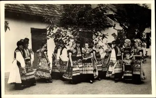 Ak Mezökövesd Ungarn, Frauen und Männer in Volkstrachten