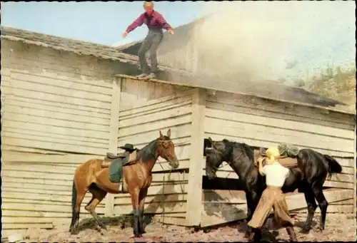 Ak Schauspieler Götz George und Elke Sommer, Filmszene, Unter Geiern, Martin, Annie