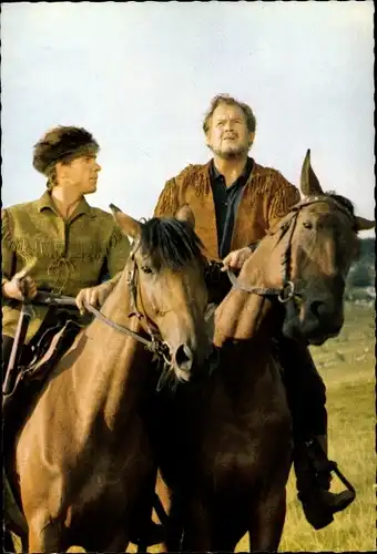 Ak Filmszene aus Unter Geiern, Schauspieler Götz George und Walter Barnes, Pferde