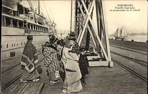 Ak Yokohama Präf. Kanagawa Japan, Japanische Familie bei einem Spaziergang am Kai