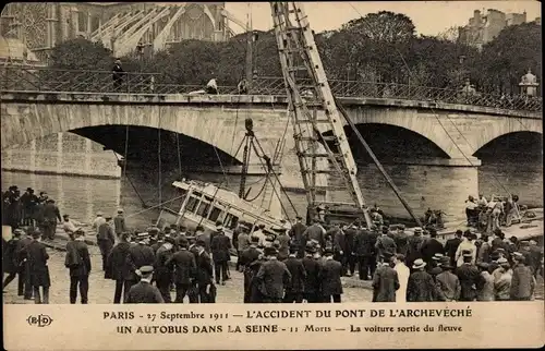 Ak Paris V., Unfall am Pont de l&#39;Archeveque 1911, ein Bus in der Seine