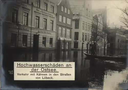 Ak Lübeck in Schleswig Holstein, Hochwasser, Weinhandlung, Kahn auf überschwemmter Straße