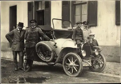 Foto Ak Männer und Kinder mit Automobil