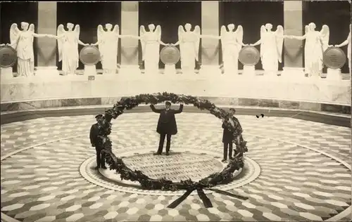 Studentika Foto Ak Studentenfest, Studenten mit Blumenkranz