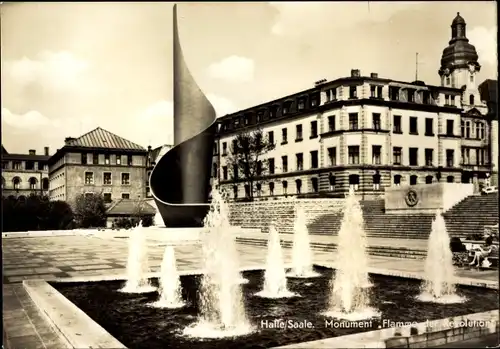 Ak Halle an der Saale, Monument Flamme der Revolution, Springbrunnen, Wasserspiel