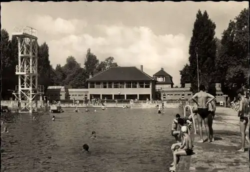 Ak Weimar in Thüringen, Schwimmbad, Badegäste, Sprungturm