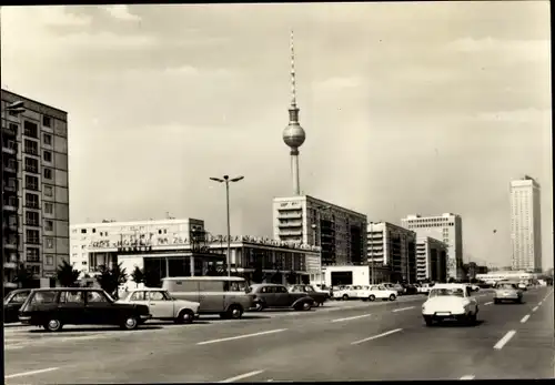 Ak Berlin, Karl Marx Allee, Fernsehturm der Deutschen Post Berlin, Autos, Hochhäuser