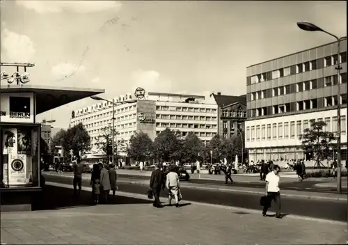 Ak Berlin Mitte, Hotel Unter den Linden, Schaukasten, Theater, Passanten