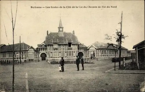 Ak Béthune Pas de Calais, Les Ecoles de la Cité de la Cie. du Chemin de Fer du Nord