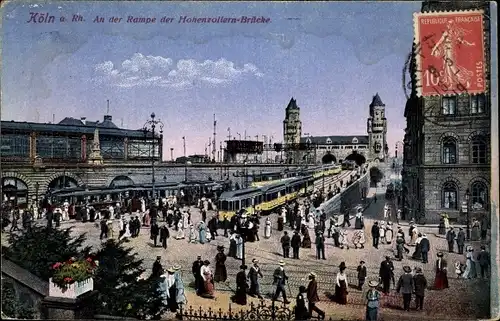 Ak Köln am Rhein, An der Rampe der Hohenzollernbrücke, Straßenbahn, Passanten