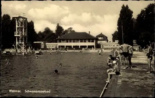 Ak Weimar in Thüringen, Schwanenseebad, Sprungturm, Badegäste