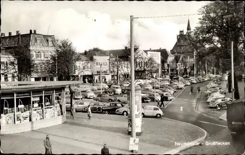 Ak Neumünster in Holstein, Großflecken, Parkplatz, Autos, Passanten, Geschäft