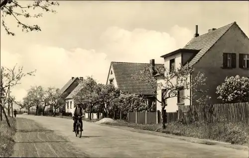 Ak Premnitz im Havelland, Milower Straße, Fahrradfahrer