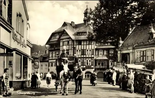 Ak Schwarzburg in Thüringen, Straßenpartie, Passanten, Pferdekutsche, Fachwerkhaus