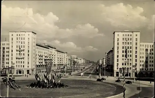 Ak Berlin Friedrichshain, Stalinallee mit Strausberger Platz