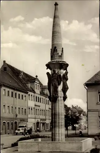 Ak Rochlitz an der Mulde, Brunnen von Wrba auf dem Platz der Befreiuung