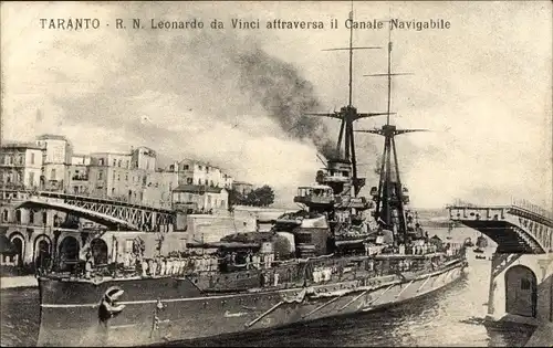 Ak Tarent Taranto Apulien, RN Leonardo da Vinci durchquert den Canale Navigabile