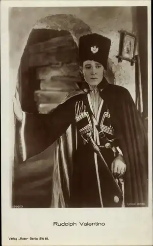 Ak Schauspieler Rudolph Valentino, Portrait in Uniform, Orden, Ross Verlag 1500 3