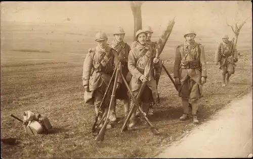 Foto Ak Französische Soldaten in Uniformen, Gewehre