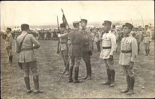 Foto Ak Französische Soldaten in Uniformen, Ordensverleihung