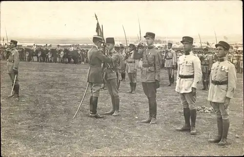 Foto Ak Französische Soldaten in Uniformen, Ordensverleihung