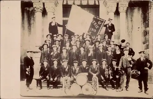 Foto Ak Frankreich, Gruppenaufnahme von Männern mit Musikinstrumenten, Vaterland 1910