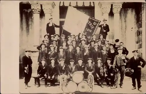 Foto Ak Frankreich, Gruppenaufnahme von Männern mit Musikinstrumenten, Vaterland 1910