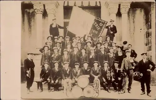 Foto Ak Frankreich, Gruppenaufnahme von Männern mit Musikinstrumenten, Vaterland 1910