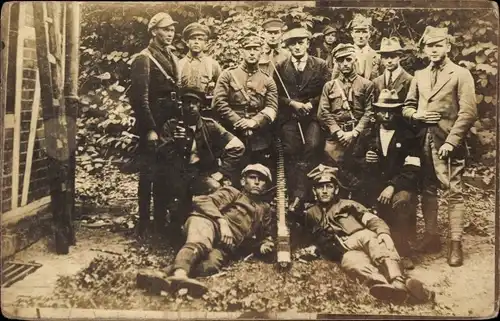 Foto Ak Männer in Uniformen, Munitionskette, Soldaten