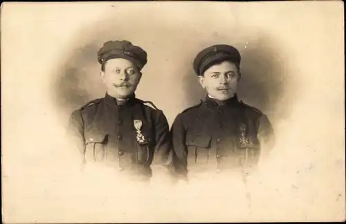 Foto Ak Zwei französische Soldaten in Uniformen mit Orden, Porträt