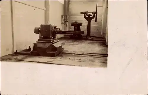 Foto Ak Maschinen, technische Geräte in einem Gebäude