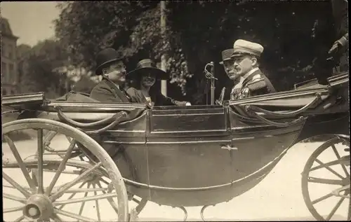 Foto Ak Französische Soldaten, Mann im Anzug und Frau in einer Kutsche