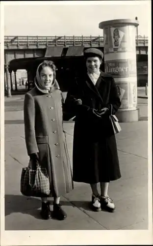 Foto Dresden, Zwei junge Frauen in Wintermänteln, Litfaßsäule