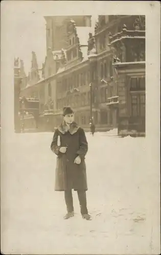Foto Ak Dresden, Junger Mann im Wintermantel, Winteransicht