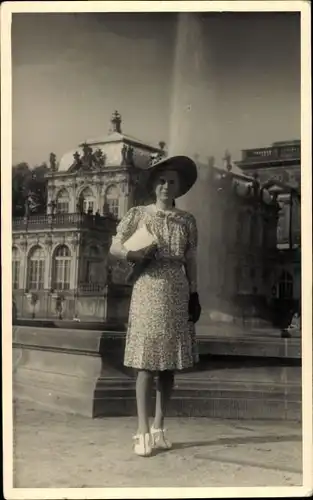 Foto Ak Dresden Zentrum Altstadt, Portrait einer Frau, Springbrunnen