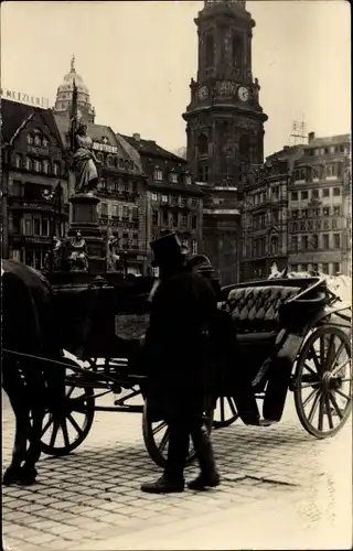 Ak Dresden Zentrum Altstadt, Altmarkt, Kutsche, Apotheke, Turm mit Uhr