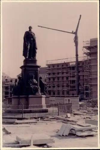 Foto Dresden, Partie an einem Denkmal, Baustellen