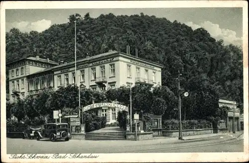 Ak Bad Schandau an der Elbe, Straßenpartie mit Blick auf das Eingangstor vom Hotel Lindenhof