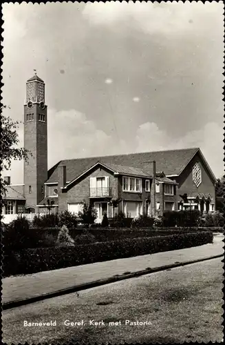 Ak Barneveld Gelderland, Kirche mit Pfarrhaus