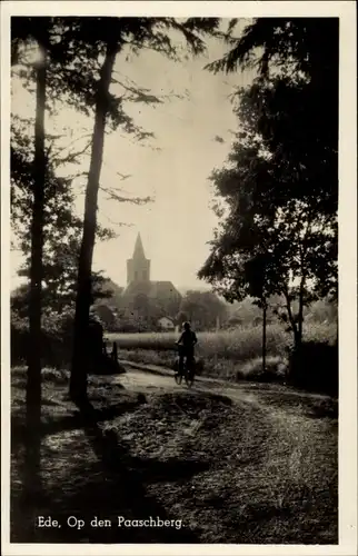 Ak Ede Gelderland Niederlande, Op den Paaschberg, Radfahrer, Kirche
