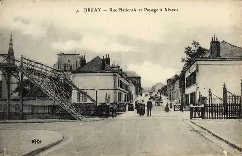 Ak Bruay Pas de Calais, Rue Nationale et Passage a Niveau