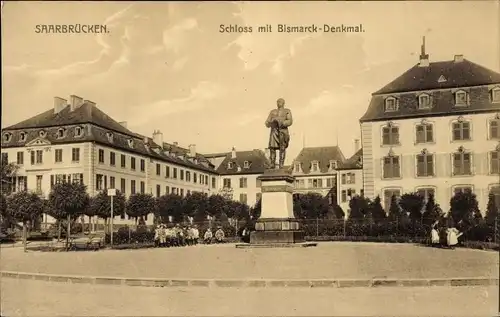 Ak Saarbrücken im Saarland, Schloss mit Bismarck-Denkmal