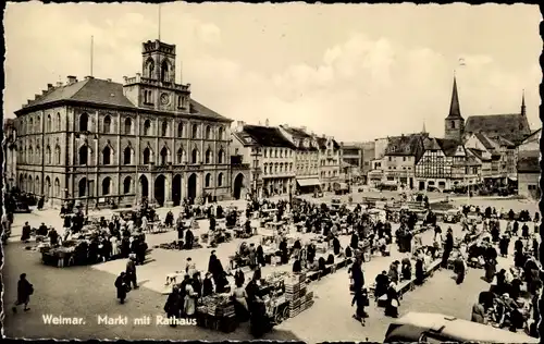 Ak Weimar in Thüringen, Markt mit Rathaus, Marktszene, Passanten, Kirche